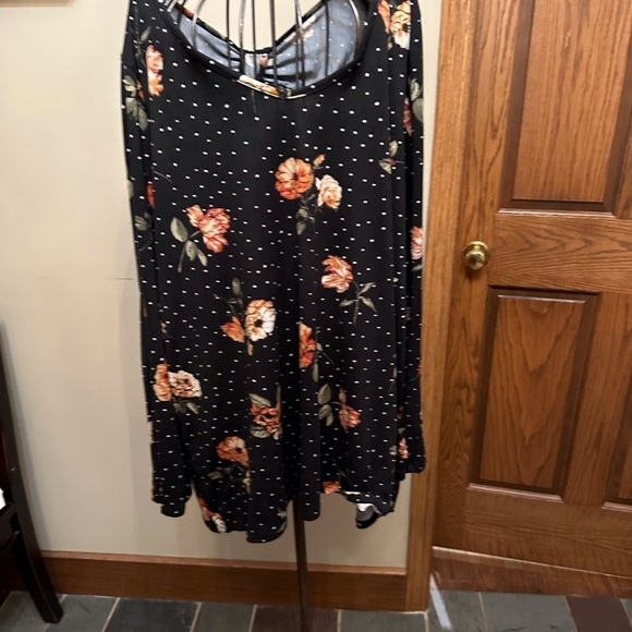 Cute black top with flowers and dots. Size 1X.​​ - Picture 1 of 3